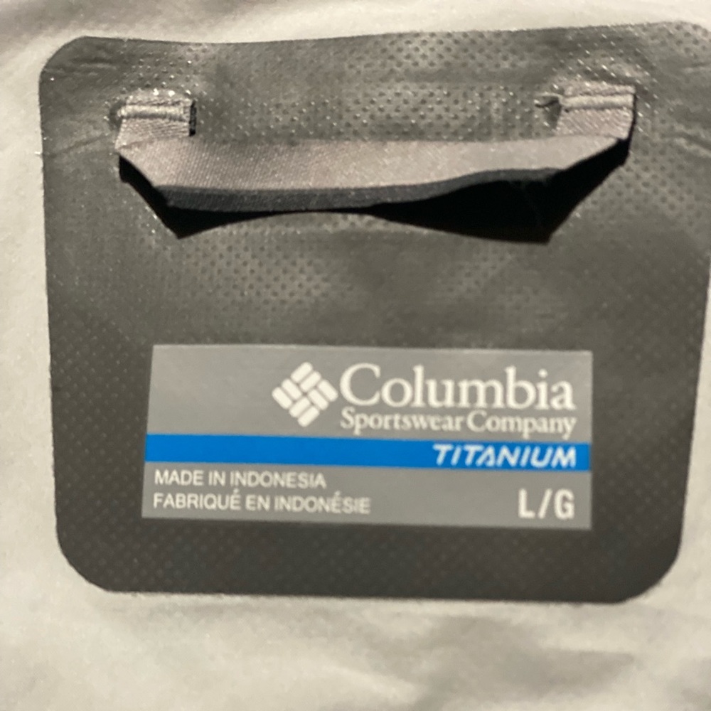 Womens Columbia rain/ jacket. New!